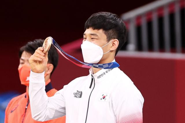 안바울이 2021년 7월 25일 도쿄 지요다구 일본 무도관에서 열린 2020 도쿄올림픽 유도 남자 66kg급에서 동메달을 획득한 후 시상대 위에서 환하게 웃고 있다. 도쿄=올림픽사진공동취재단