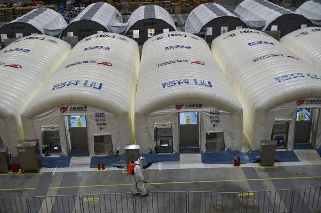 2021년 7월 중국 난징 국제 전시 센터에 간이 코로나바이러스 검사 시설 '파이어 아이'가 여러 개 설치돼 있다. 난징=AFP 연합뉴스