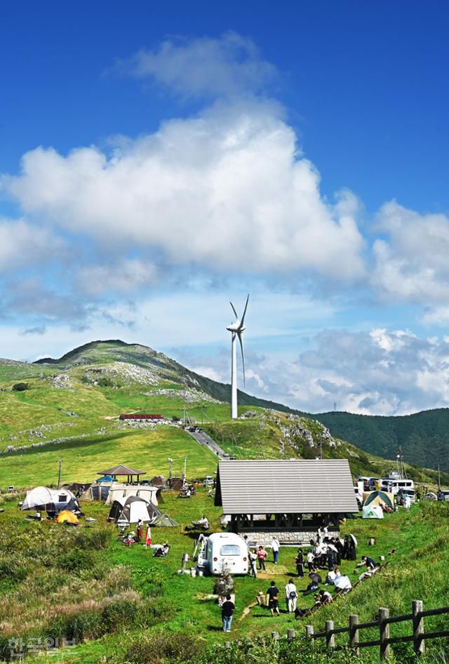에히메현 시코쿠카르스트에서 여행객이 고원 전망을 즐기고 있다.