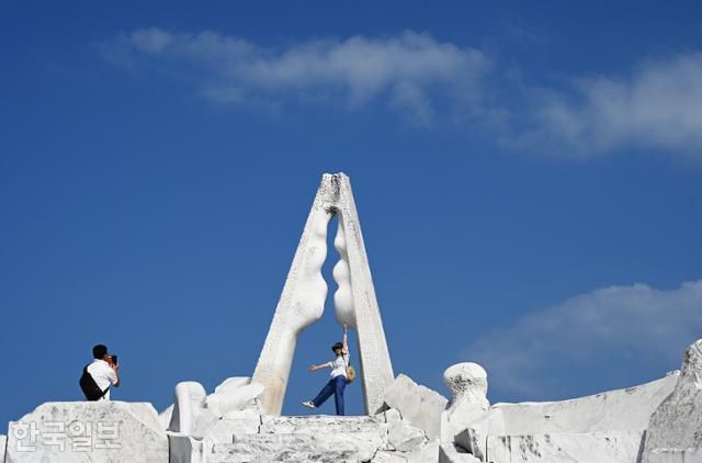 히로시마현 이쿠치 섬의 대리석 조각 공원인 '희망의 언덕(The Hill of Hope)'. 전통사찰 고산지에서 입장료를 함께 받는다.
