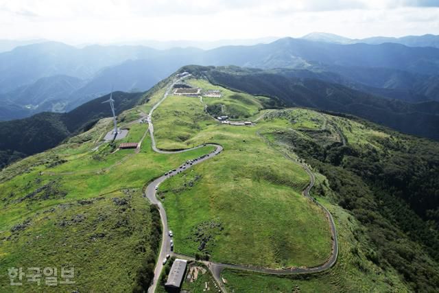 에히메현 시코쿠카르스트는 해발 1,000m가 넘는 고원 평원이다. 지표면에 노출된 카르스트지형 주변에 목장이 조성돼 있어 풍광이 시원하다.