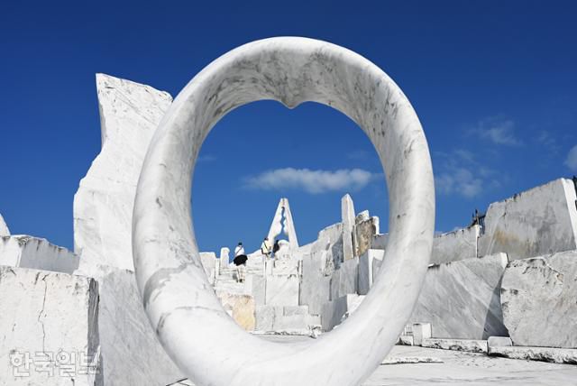 히로시마현 이쿠치 섬의 대리석 조각 공원인 '희망의 언덕(The Hill of Hope)'. 전통사찰 고산지에서 입장료를 함께 받는다.