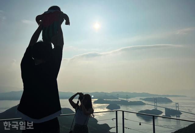 에히메현 오시마 섬의 기로산전망대에서 여행객이 기념사진을 찍고 있다.