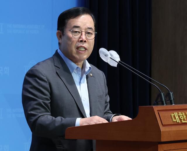 박성중 국민의힘 과학기술정보방송통신위원회 간사가 3일 서울 여의도 소통관에서 아시안게임 한국과 중국 축구 경기 다음과 네이버 등 포털의 응원 클릭 관련 기자회견을 하고 있다. 뉴스1