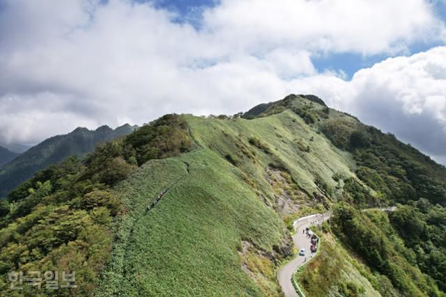 일본 에히메현과 고치현 경계의 고산 도로 UFO라인. 차와 오토바이, 자전거로 올라와 등산하는 사람도 제법 많다.