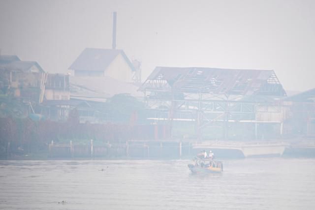 지난달 30일 인도네시아 남수마트라주 팔렘방 하늘이 산불로 인한 스모그로 뿌옇게 변해 있다. 팔렘방=로이터 연합뉴스