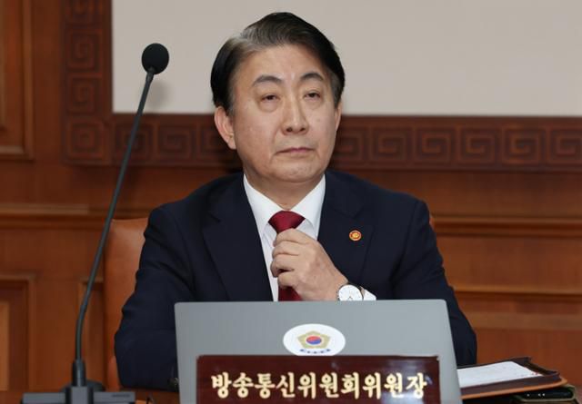 이동관 방송통신위원장이 4일 오전 서울 종로구 정부서울청사에서 열린 국무회의에서 한덕수 국무총리의 모두 발언을 듣고 있다. 뉴스1