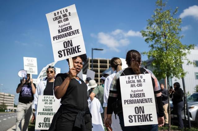 4일 미국 버지니아주(州) 스프링필드의 '카이저퍼머넌트' 의료 사무실 앞에서 노동조합원들이 파업 중임을 알리는 피켓을 들고 시위하고 있다. 스프링필드=AFP 연합뉴스