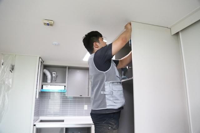 지난달 22일 오후 서울 성북구의 한 아파트 인테리어 공사 현장에서 장남연(25) 한샘서비스 사수가 주방 선반을 조립하고 있다. 한샘 제공