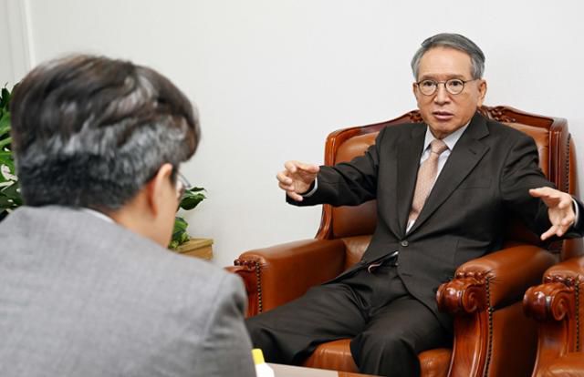 김형오 전 국회의장이 6일 서울 여의도 국회도서관에서 한국일보와 인터뷰를 하고 있다. 왕태석 선임기자