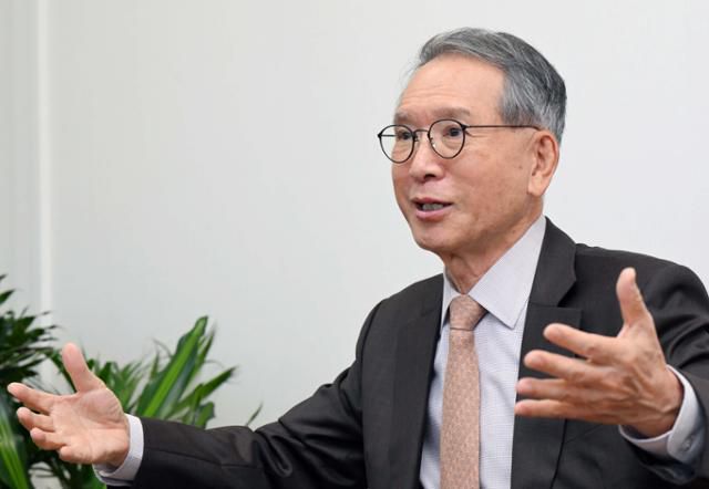 김형오 전 국회의장이 6일 서울 여의도 국회도서관에서 한국일보와 인터뷰를 하고 있다. 왕태석 선임기자