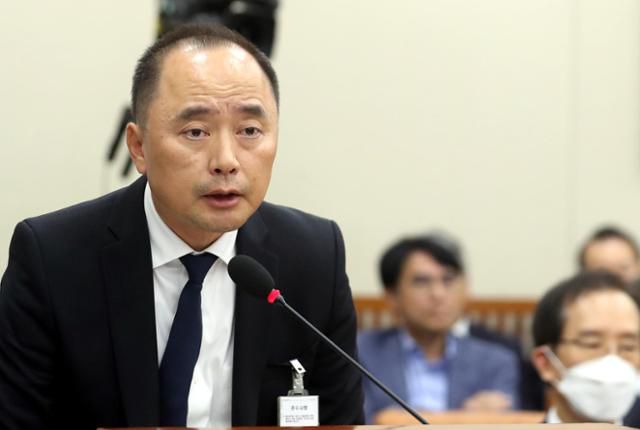 중대재해처벌법 시행 이후 7건의 중대재해가 발생해 노동자 8명이 숨진 건설사 디엘이앤씨의 마창민 대표가 12일 국회에서 열린 환경노동위원회 국정감사에 증인으로 출석해 의원들의 질의에 답변하고 있다. 뉴시스