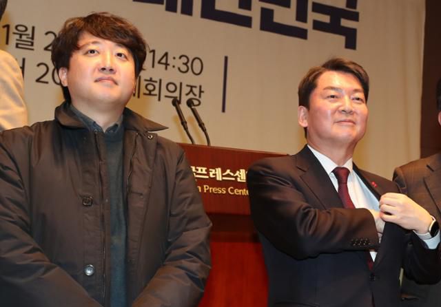 안철수(오른쪽) 국민의힘 의원과 이준석 전 대표가 지난 1월 26일 서울 중구 한국프레스센터에서 열린 펜앤드마이크 5주년 후원자 대회에서 참석자들과 기념촬영을 하고 있다. 뉴스1