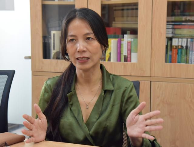 지난 4일 베트남 호찌민에서 응우옌티푸엉마이 호찌민국립대 인문사회과학대 한국학부장이 30년 전과 달라진 한국어의 위상에 대해 설명하고 있다. 호찌민=허경주 특파원