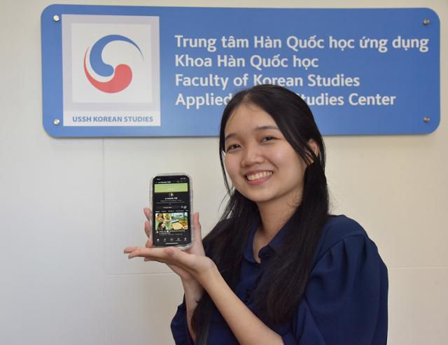 4일 베트남 호찌민에서 호찌민국립대 인문사회과학대 한국학부 4학년에 재학 중인 홍안 학생이 '아영'이라는 한국 이름을 딴 자신의 유튜브 채널을 소개하고 있다. 호찌민=허경주 특파원