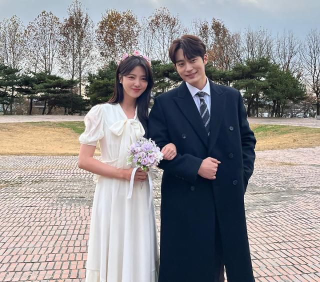 엄현경과 차서원이 부모가 됐다. 엄현경 SNS