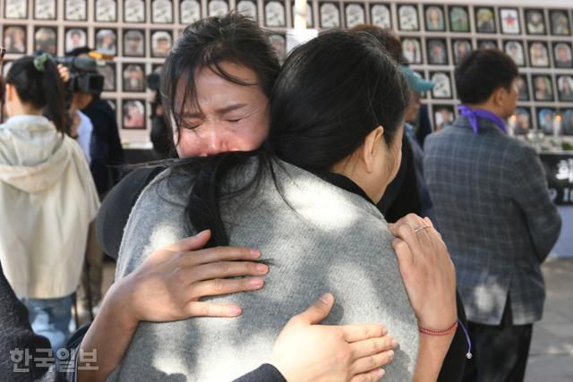 16일 서울시 중구 서울광장 10·29 이태원 참사 희생자 분향소에서 헌화를 마친 유족이 눈물을 흘리고 있다. 윤서영 인턴기자
