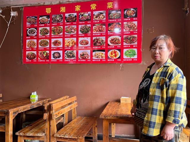 8일 라오스 보텐의 한 중국 식당에서 사장 민이 포즈를 취하고 있다. 그는 올 초 중국 우한에서 왔다. 보텐=허경주 특파원