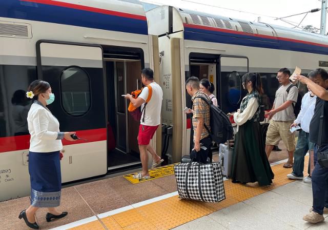 9일 라오스 북부 루앙남타도 보텐역에서 중국 관광객들이 비엔티안행 열차에 탑승하고 있다. 보텐=허경주 특파원