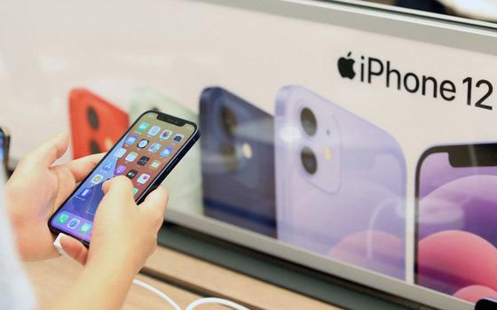 사진은 한 이용자가 아이폰을 살펴보고 있는 모습. 뉴스1