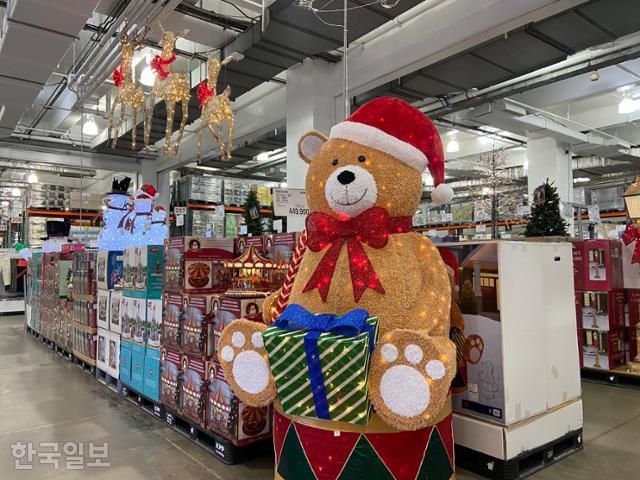 핼러윈을 2주 앞둔 지난 17일 오후 서울 영등포구에 위치한 미국계 대형마트 코스트코에 크리스마스 상품이 진열되어 있다. 김소희 기자