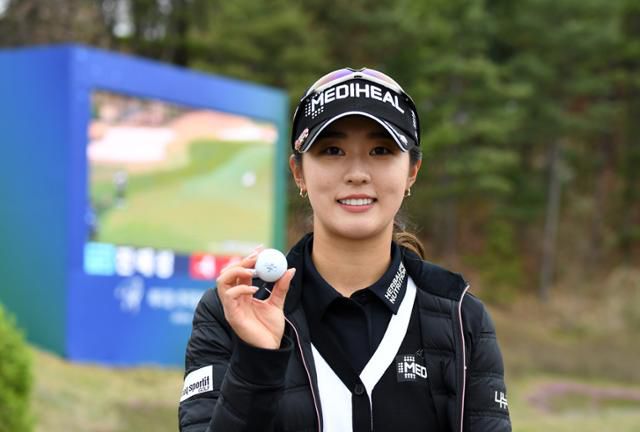 김재희가 2022 메디힐·한국일보 챔피언십 개막날인 4월 14일 경기 여주 페럼클럽 16번 홀에서 홀인원을 한 볼을 들어 보이며 웃고 있다. 한국일보 자료 사진