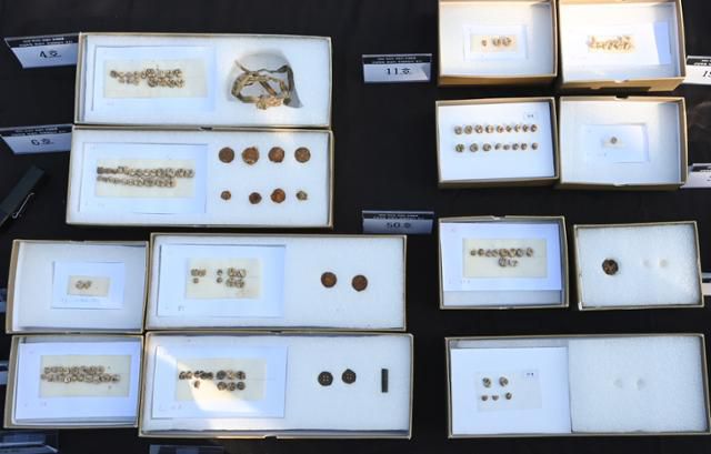 경기 안산시 선감동 '선감학원' 피해자 유해 매장지에서 발굴된 유해 및 유품. 분묘 15기에서 치아 210기와 단추 등 유품 27점이 수습됐다. 뉴시스