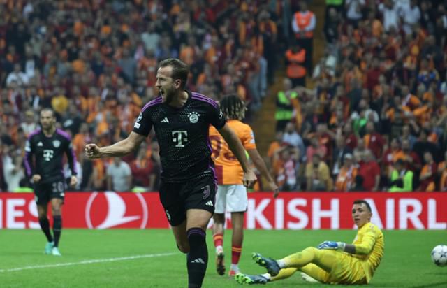 바이에른 뮌헨의 해리 케인이 25일 튀르키예 이스탄불 램스 파크에서 열린 갈라타사라이와 UCL 조별리그 A조 3차전 원정경기에서 후반 28분 골을 넣고 기뻐하고 있다. 케인은 이날 1골 1도움을 기록하며 팀의 3-1 승리를 이끌었다. EPA 연합뉴스