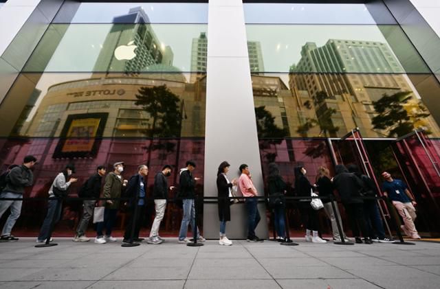 아이폰15 시리즈가 한국에 정식 출시된 13일 오전 서울시 중구 애플 스토어 명동점에서 사전 예약 구매자들이 입장을 대기하고 있다. 최주연 기자