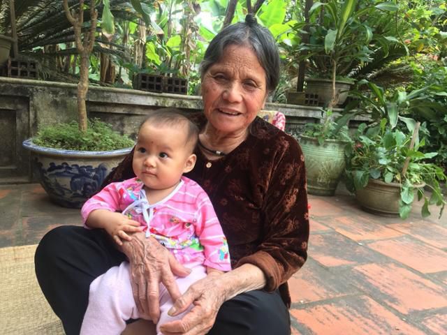 2017년 베트남 중북부 타인호아에서 당시 한 살이던 레민후에의 딸이 친정 가족의 품에 안겨 있다. 후에는 직장 때문에 딸과 6년째 떨어져 살고 있다. 레민후에 제공