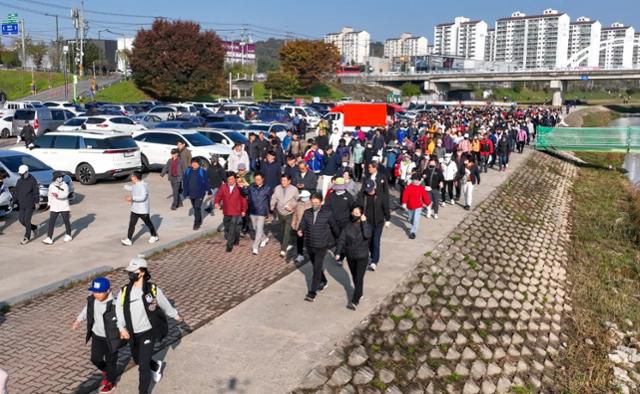 지난 28일 열린 영주시민건강걷기대회 참가자들이 서천둔치를 걷고 있다. 영주시 제공