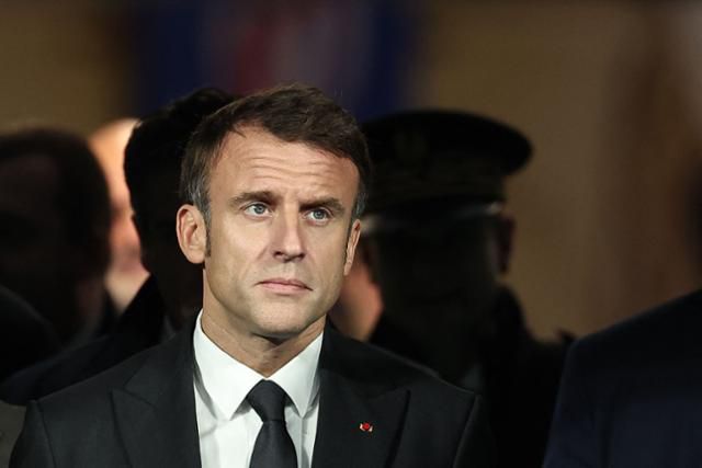 에마뉘엘 마크롱 프랑스 대통령이 28일 프랑스 파리 외곽 생드니에 있는 경기장 스타드 드 프랑스에서 뉴질랜드와 남아프리카공화국의 럭비 경기를 보고 있다. 생드니=AFP 연합뉴스