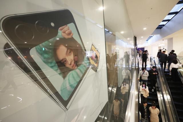 31일 서울 서초구 삼성전자 사옥 벽면에 새 스마트폰인 '갤럭시Z플립5' 홍보물이 붙어 있다. 연합뉴스