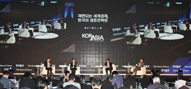 허윤(왼쪽부터) 서강대 국제대학원 교수, 김수완 한국외대 중동이슬람전략 교수, 김정곤 대외경제정책연구원 인도남아시아팀장, 서정인 전 주아세안 대사가 2일 서울 용산구 드래곤시티호텔 한라룸에서 열린 ‘2023 코라시아포럼’에서 '한국의 경제협력 전략: 시장을 넓혀라'를 주제로 대담을 하고 있다. 왕태석 선임기자