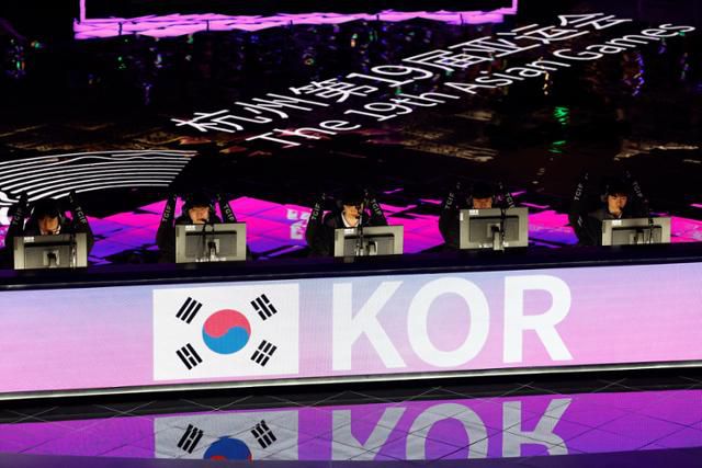 지난 9월 29일 중국 항저우에서 열린 리그오브레전드 결승전에서 한국 선수들이 경기를 펼치고 있다. 항저우=로이터 연합뉴스