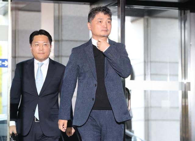 김범수 카카오 미래이니셔티브센터장이 지난달 23일 오전 SM엔터테인먼트 주가 조작 의혹과 관련한 조사를 받기 위해 서울 여의도 금융감독원으로 출석하고 있다. 뉴스1