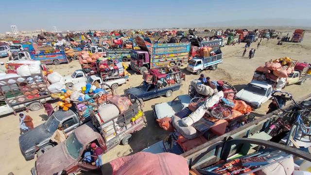 지난달 31일 파키스탄 차만에서 아프가니스탄으로 돌아가려는 아프간 난민들의 차량 행렬이 대기하고 있다. 차만=EPA 연합뉴스