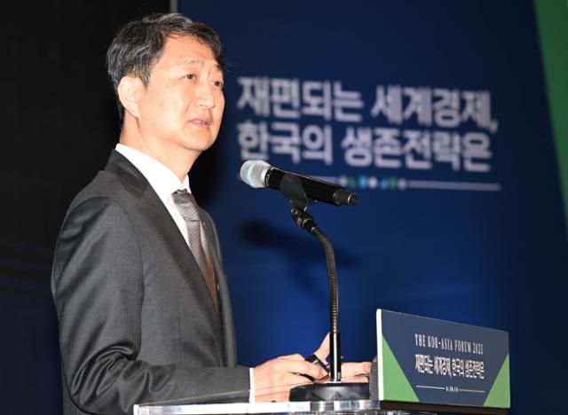 안덕근 산업통상자원부 통상교섭본부장이 2일 서울 용산구 드래곤시티호텔 한라룸에서 열린 ‘2023 코라시아포럼’에서 글로벌 경제질서 재편 '한국의 시각'에 대한 발표를 하고 있다. 왕태석 선임기자