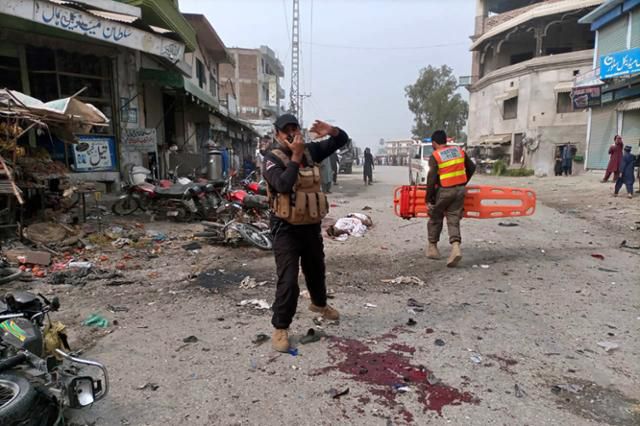 3일 파키스탄의 데라 이스마일 칸에서 발생한 폭탄 테러 현장에서 한 경찰관이 주변을 통제하고 있다. 데라 이스마일 칸=AP 뉴시스