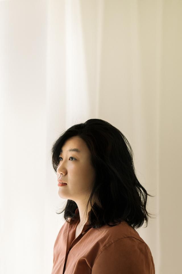 2010년 등단한 정세랑 작가는 장편소설 '보건교사 안은영' '피프티 피플' '시선으로부터' 소설집 '옥상에서 만나요' 등을 펴냈다. 창비장편소설상, 한국일보문학상, 오늘의젊은예술가상 등을 수상했다. ⓒmelmel chung