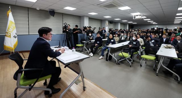 김병수 김포시장이 7일 주민들과 서울 편입을 비롯한 지하철 5호선 연장 등 지역현안에 대한 대화를 나누고 있다. 뉴스1