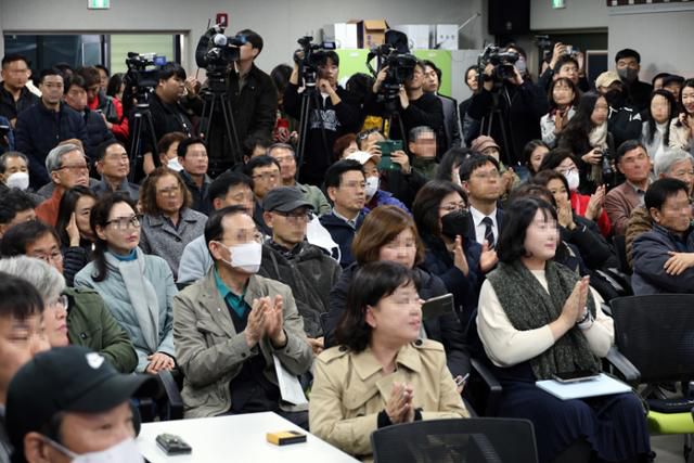 7일 경기도 김포시 장기본동 행정복지센터서 열린 서울시 편입 관련 주민설명회에 참석한 주민들이 내빈 소개를 들으며 박수를 치고 있다. 연합뉴스