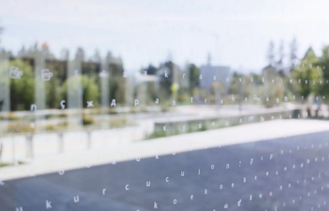 베이 뷰의 유리벽엔 이 지역에 주로 서식하는 조류 30종의 이름이 30개 언어로 촘촘하게 박혀 있다. 유리를 알아보지 못하는 새들이 글자를 장애물로 인식해 피할 수 있도록 새긴 것이다. 구글 제공