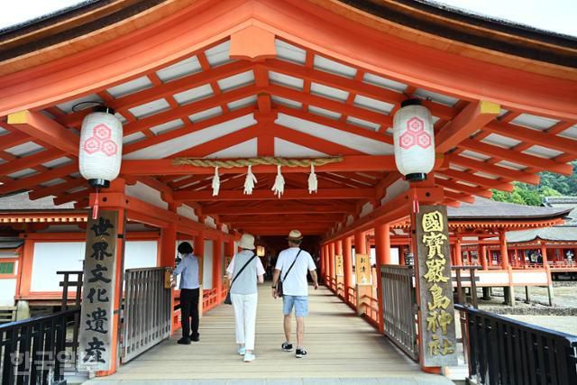 이쓰쿠시마 신사는 오래전부터 바다를 오가는 어부들이 안전을 기원하는 곳이었다. 입구에 '국보' 현판이 선명하다.