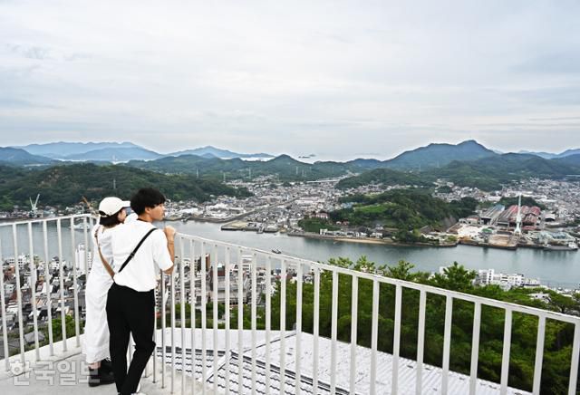 센코지공원 전망대에 오르면 좁은 수로와 오노미치 시내가 한눈에 내려다보인다.
