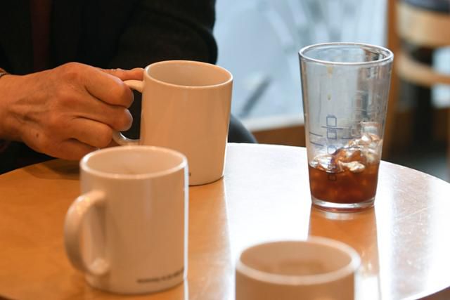 지난해 4월 1일 매장 내 일회용품 플라스틱컵 규제가 재개되자 서울 관악구의 한 프랜차이즈 카페에서 고객이 다회용 컵을 이용하고 있다. 최주연 기자