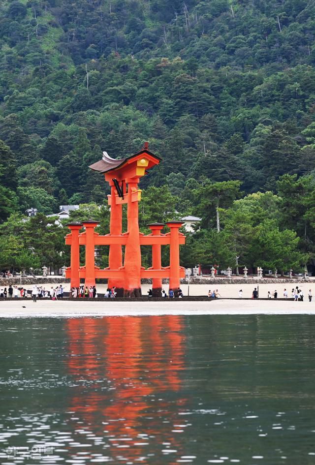 히로시마현 이쓰쿠시마 신사의 대 도리이. 물이 차면 아랫부분이 잠겨 바다에 떠 있는 것처럼 보인다.