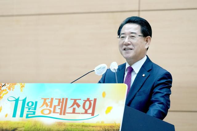 김영록 전남지사가 7일 도청 왕인실에서 열린 공감과 소통을 위한 11월 정례조회에서 인사말을 하고 있다. 전남도 제공