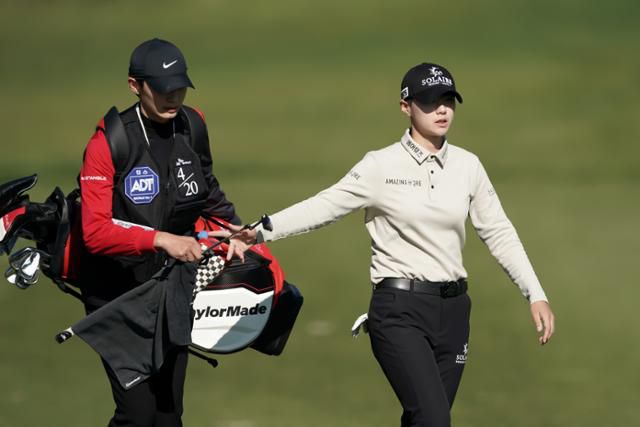 박성현(오른쪽)과 캐디로 나선 김시원이 10일 강원 춘천시 라비에벨 컨트리클럽 올드코스에서 열린 시즌 최종전 SK쉴더스·SK텔레콤 챔피언십 1라운드에서 퍼트를 하기 위해 그린으로 이동하고 있다. SK쉴더스·SK텔레콤 챔피언십 운영본부 제공