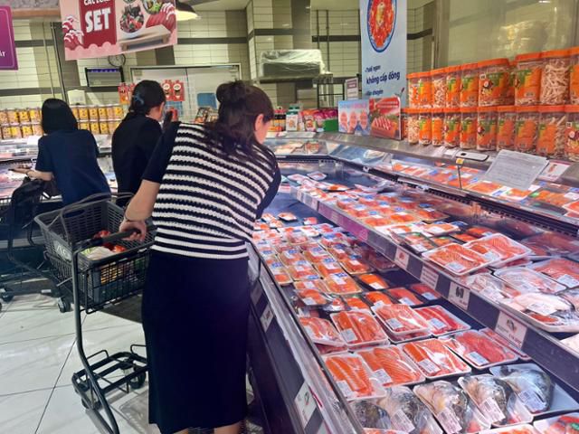 4일 베트남 하노이의 대형 마트 수산코너에서 한 시민이 생선을 살피고 있다. 하노이=허경주 특파원